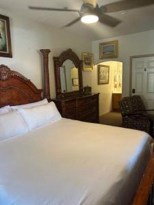 En eller flere senge i et værelse på The Mahogany Shore