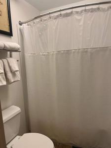 Et badeværelse på The Mahogany Shore + 3 billeder