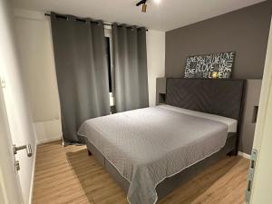 Postel nebo postele na pokoji v ubytování Layla's Home Free Parking