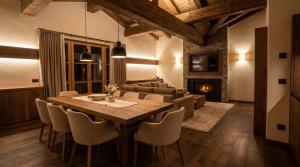 une salle à manger avec une table et un canapé dans l'établissement Elegance Home, à Cortina dʼAmpezzo