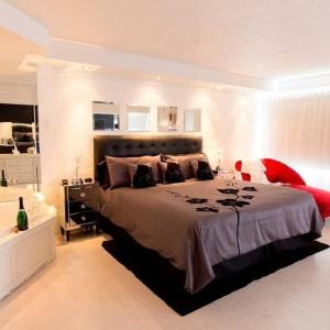 YilonayileTamale Airport Side Hotel的房间里有一张大床的卧室