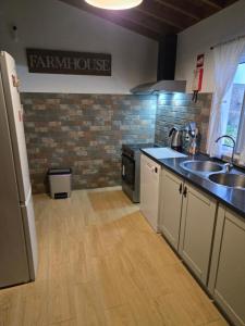 una cucina con un lavello e un piano di lavoro di Rustica Ocean View House a Bretanha