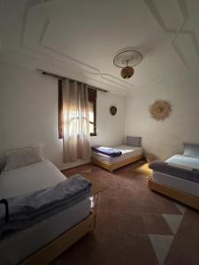 Ένα ή περισσότερα κρεβάτια σε δωμάτιο στο Tamraght White Hostel +48 φωτογραφίες