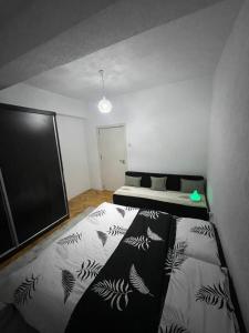 una camera da letto con un letto nell'angolo di una stanza di Bleon Apartment a Prizren