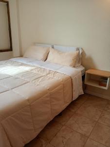 een bed in een kamer met een tafel ernaast bij Paseo Aldrey in Mar del Plata