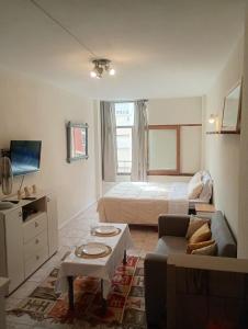 een woonkamer met een bed en een bank bij Paseo Aldrey in Mar del Plata