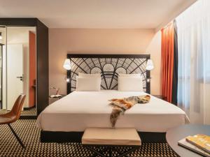 een hotelkamer met een groot bed en een tafel bij Mercure Paris Porte De Versailles Expo in Parijs +94 foto's