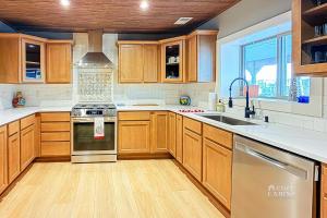 una cucina con armadietti in legno ed elettrodomestici in acciaio inossidabile di Quiet Escape a Hollywood