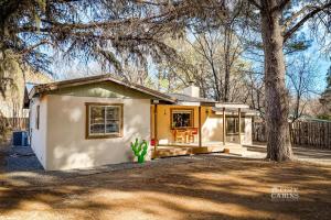 una piccola casa gialla e bianca con un albero di Quiet Escape a Hollywood