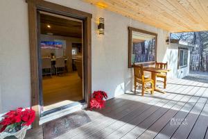 una veranda di una casa con tavolo e sedie di Quiet Escape a Hollywood