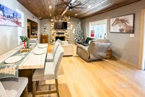 un soggiorno con tavolo, sedie e camino di Quiet Escape a Hollywood Altre 24 foto