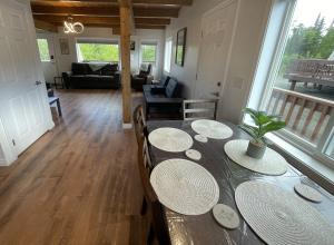 Et opholdsområde på Peaceful Acres Cabin 5 - Moose Haven