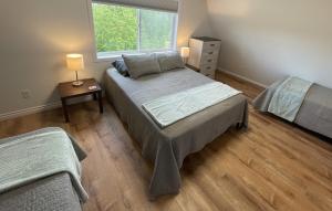 En eller flere senge i et værelse på Peaceful Acres Cabin 5 - Moose Haven