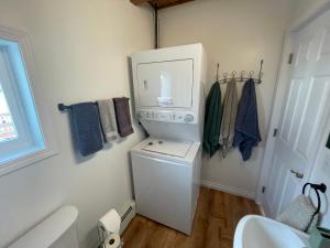 Et badeværelse på Peaceful Acres Cabin 5 - Moose Haven + 28 billeder