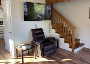 Et opholdsområde på Peaceful Acres Cabin 5 - Moose Haven