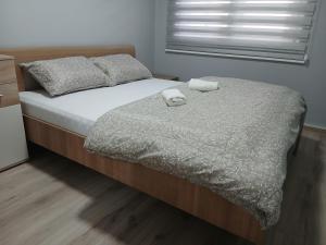 ein Schlafzimmer mit einem Bett, auf dem zwei Handtücher liegen in der Unterkunft Apartman Mirjana in Sarajevo