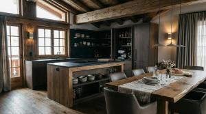 une cuisine avec une table en bois et une salle à manger dans l'établissement Elegance Home, à Cortina dʼAmpezzo