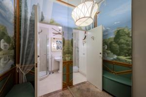 Et badeværelse på Museo Privato Appartamento in assoluto centro