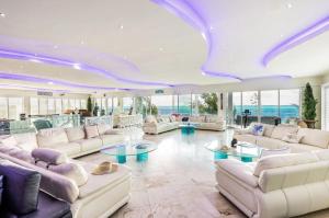 Posezení v ubytování Blue Laguna 10-BD Villa on Grace Bay Beach