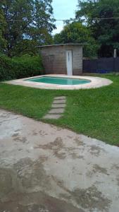 ein kleiner Pool in einem Hof mit einem Gebäude in der Unterkunft La casita in Villa Santa Cruz del Lago