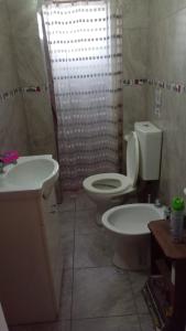ein Badezimmer mit Toilette, Waschbecken und Dusche in der Unterkunft La casita in Villa Santa Cruz del Lago