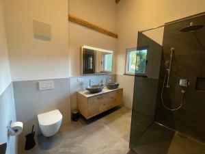een badkamer met twee wastafels en een douche bij Ferienwohnung Unterdürmoos in Annaberg im Lammertal