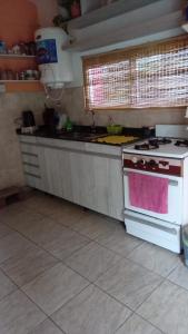 eine Küche mit Herd und Arbeitsplatte in der Unterkunft La casita in Villa Santa Cruz del Lago