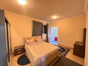 Postel nebo postele na pokoji v ubytování عجمان المويهات 2 Ajman