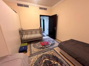 Postel nebo postele na pokoji v ubytování عجمان المويهات 2 Ajman