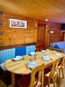 - une table en bois dans une chambre dotée d'un mur en bois dans l'établissement CHARMIEUX appartement en chalet typique, au Grand-Bornand