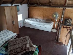 una vista sul soffitto di una camera da letto con letto e specchio di Palafito ad Aguas Dulces