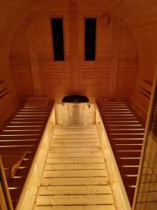 een uitzicht op een sauna met 2 bedden bij Ferienwohnung Unterdürmoos in Annaberg im Lammertal