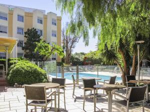 Бассейн в Ibis styles Toulon la Seyne sur Mer или поблизости