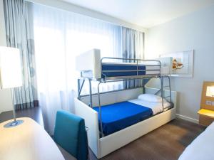 a room with two bunk beds in a hospital room at Novotel Mulhouse Bâle Fribourg in Sausheim