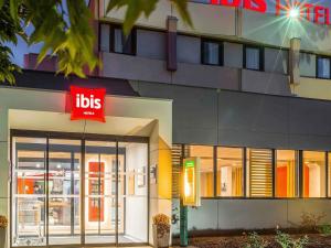 Un edificio con un cartello di fronte di ibis Rennes Cesson a Cesson-Sévigné