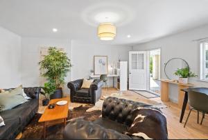 een woonkamer met een bank en een tafel bij Kowhai Apartment-Ground Floor in Pukekohe East