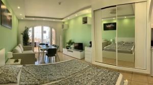 ein Schlafzimmer mit einem großen Bett und einem Schreibtisch in der Unterkunft 4 seasons relax apartment in Costa Del Silencio