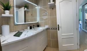 ein Badezimmer mit Waschbecken und Spiegel in der Unterkunft 4 seasons relax apartment in Costa Del Silencio + 4 Fotos