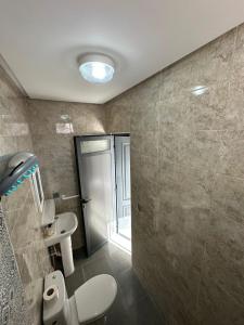 een badkamer met toilet en wastafel bij Maroc Stay in Imsouane