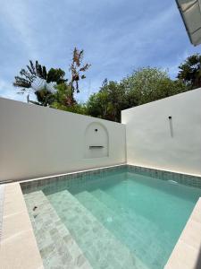 Bazén v ubytování La Perle Villa nebo v jeho okolí