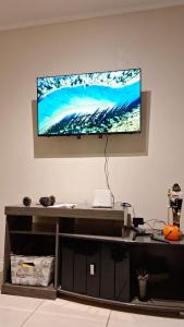 ein Flachbildfernseher, der an einer Wand hängt in der Unterkunft Lomas de Papudo 1 - Departamento a pasos de la playa in Papudo