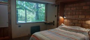 En eller flere senge i et værelse på Cabañas km7 Bariloche + 74 billeder