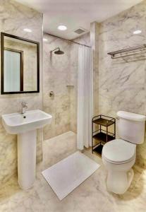 een badkamer met een toilet, een wastafel en een douche bij Bright Sun Apartment with Pools in Rawai Beach