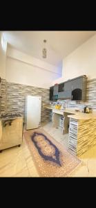 una cocina con refrigerador y encimera en Hadi Guest House, en Luxor
