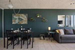 un soggiorno con un tavolo e un divano di Punta Arenas 1BDR Oceanfront Pool Parking a San Juan