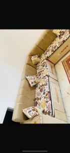 un grupo de almohadas sentado en la parte superior de un sofá en Hadi Guest House, en Luxor