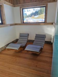 een lege kamer met drie stoelen en een raam bij Ferienwohnung Unterdürmoos in Annaberg im Lammertal +17 foto's