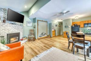 TV a/nebo společenská místnost v ubytování Attitash Studio 5min to Storyland Pools