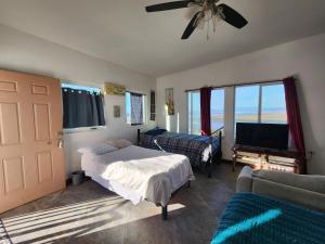 een slaapkamer met 2 bedden, een tv en een bank bij Casa Cantú A y D in Coronel Esteban Cantú