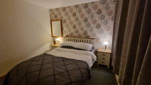 En eller flere senge i et værelse på The Shelter Stone Cottage